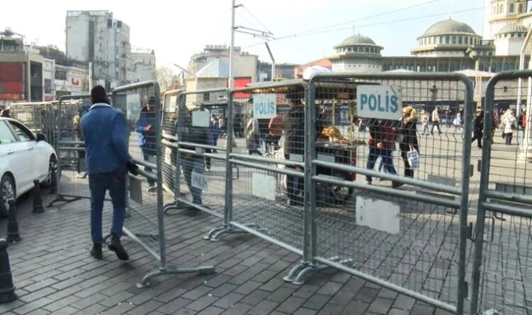 Taksim’de ‘yılbaşı’ hazırlıkları: İstiklal Caddesi’ne çıkan yollar kapatıldı