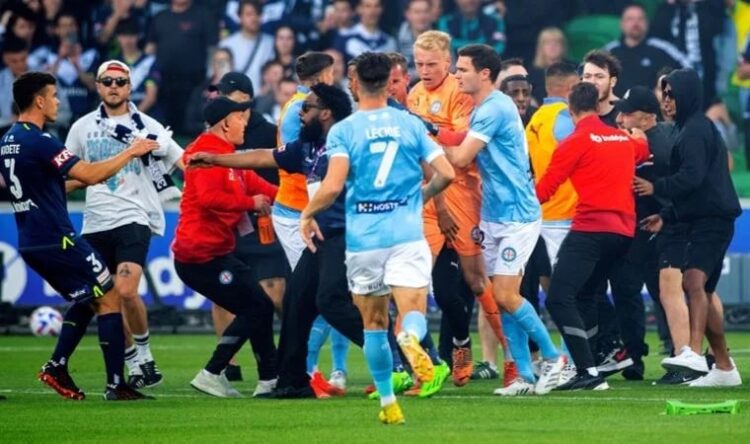 Taraftarlar kaleciye saldırdı!