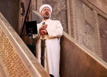 Diyanet İşleri Başkanı Ali Erbaş yine ‘kılıçla’ hutbe okudu