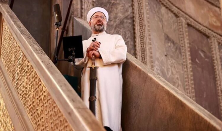 Diyanet İşleri Başkanı Ali Erbaş yine ‘kılıçla’ hutbe okudu