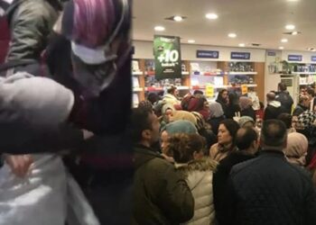 Mağaza indiriminde izdiham: Yurttaşlar birbirini ısırdı