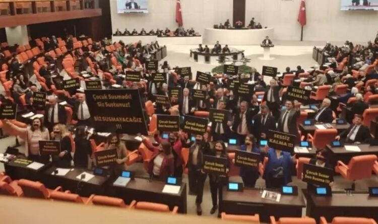 Bakan Derya Yanık TBMM’de protesto edildi… Muhalif vekiller sırtlarını döndü