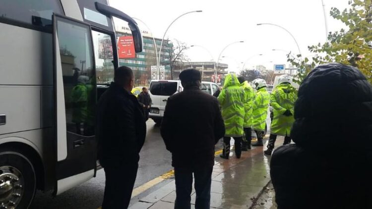 İkizköylüler ‘Zeytinime dokunma’ demek için Meclis önünde