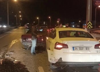 Pendik’te zincirleme trafik kazası! 4 otomobil birbirine girdi