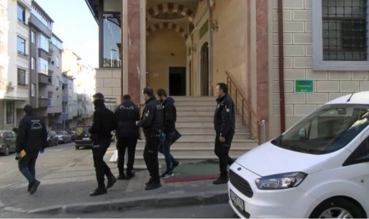 Namaz kıldığı sırada başından vuruldu