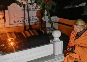 Ünlü manken geceyi mezarlıkta geçirdi: ‘Seni yalnız bırakabilir miydim?’