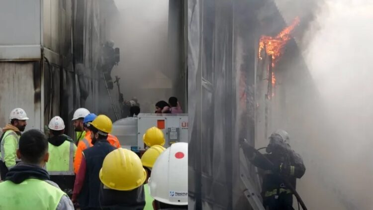 Şehir hastanesi inşaatında 200 işçinin kaldığı konteyner yandı