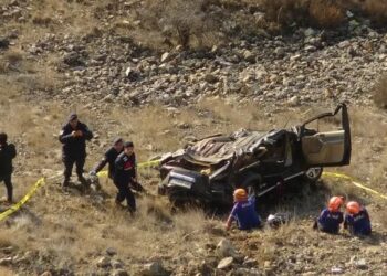Fotoğraf çekmek için indi, araç 300 metreden uçuruma düştü