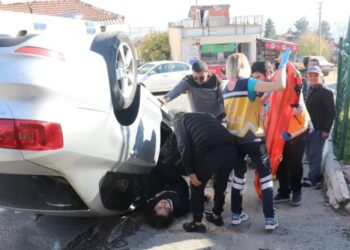 Sürücü adayı kaza yaptı, eğitmen kaçtı