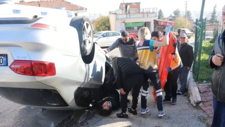 Sürücü adayı kaza yaptı, eğitmen kaçtı