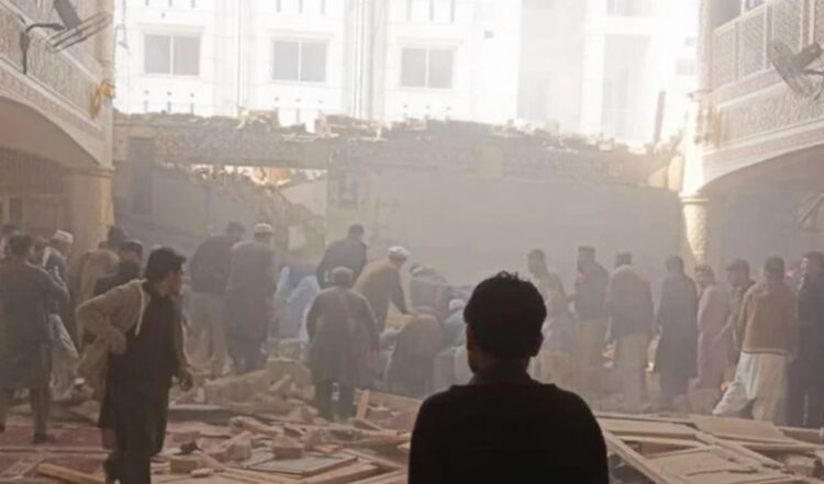 Pakistan’da camiye bombalı saldırı