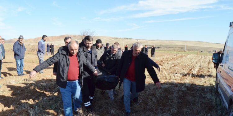 Çiftçi tarlasında ölü bulundu