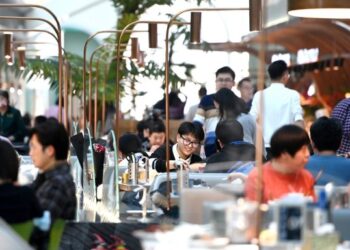 Çin’de tüketici hizmetleri, tatil sürecinde artan tüketimle güçlü toparlanma kaydetti