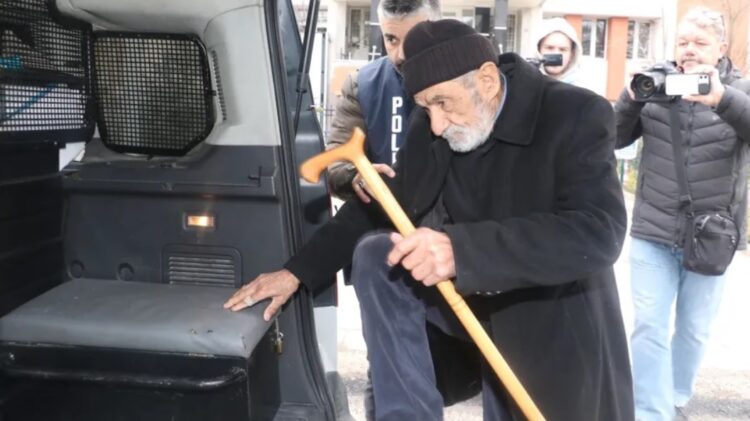 Eşini ve oğlunu öldüren 86 yaşındaki emekli asker tutuklandı