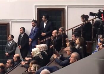 Soylu AKP grubunda merdivenlere oturdu, bakanlıktan açıklama geldi