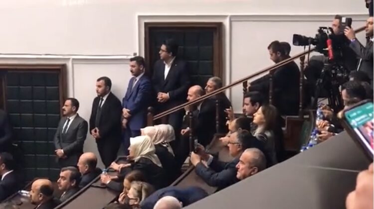 Soylu AKP grubunda merdivenlere oturdu, bakanlıktan açıklama geldi