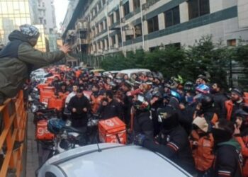 Yüzlerce Trendyol Go kuryesi kontak kapattı, eyleme başladı