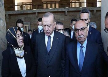 AKP’li vekil canlı yayında coştu: Tayyip ağabeyin ayakkabısını elimizle yalamamız lazım