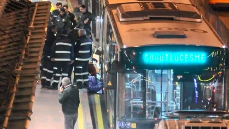 Metrobüs durağında feci ölüm