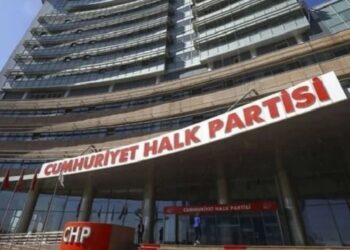 CHP Genel Merkezi’ne ‘Yeter! Söz Milletin’ afişi asıldı
