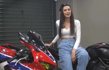 Kadın motorcunun söyledikleri gündem oldu: “Polisler bize ceza yazmıyor”