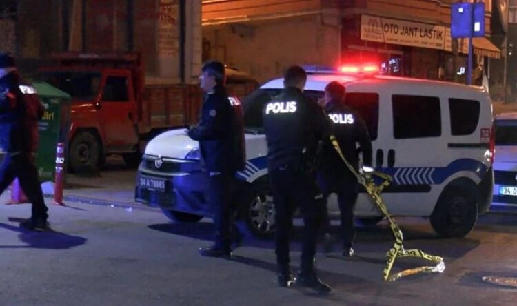 İstanbul’da yol kenarında bekleyen gruba silahlı saldırı