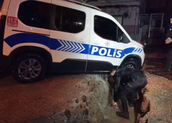 Etkili sağanak… Polis aracı çöken yolun içine düştü