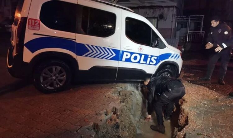 Etkili sağanak… Polis aracı çöken yolun içine düştü