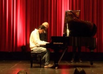 Kurye piyanist bu kez sahnede çaldı