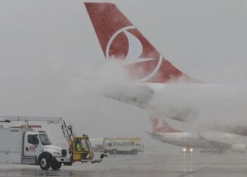 İstanbul’da kar! 5 saat uçakta beklediler