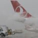 İstanbul’da kar! 5 saat uçakta beklediler