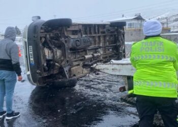 İşçi servisi karşı şeride devrildi: Ölü ve yaralılar var