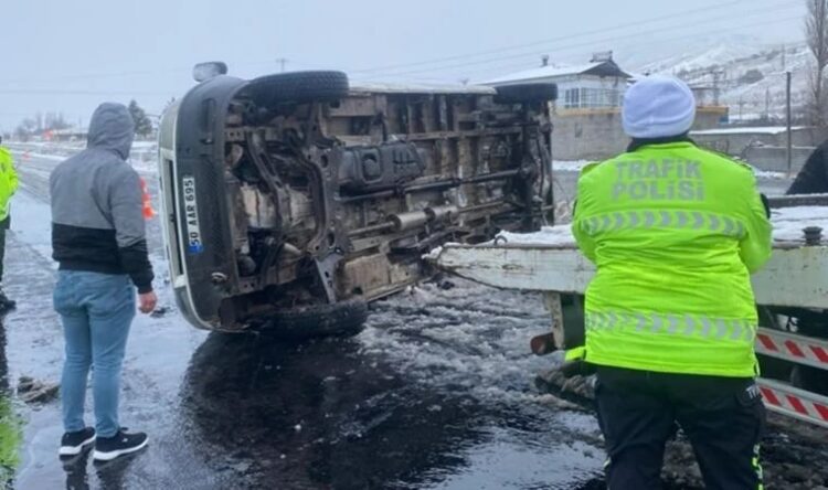 İşçi servisi karşı şeride devrildi: Ölü ve yaralılar var
