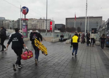 Taksim metrosunda yolcu raylara düştü, seferler durdu