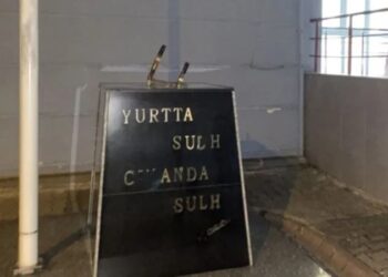 ‘İsveç’ protestosunda Atatürk büstlerine saldırı