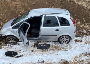 Kaza yapan sürücü donarak yaşamını yitirdi