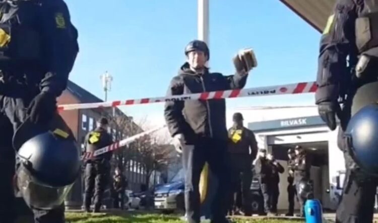 Provokasyona doymadı, yeniden Kuran yaktı