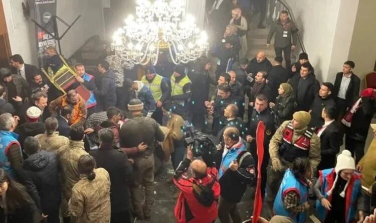 Sarıkamış’ta otel tavanı çöktü… Yaralılar var