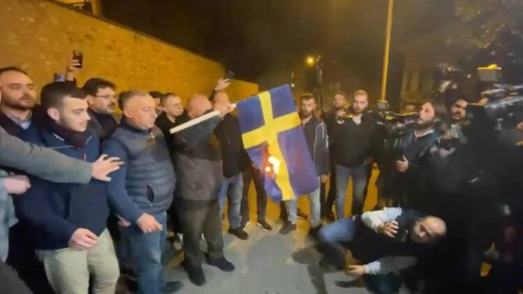 Kuran-ı Kerim yakılmasına konsolosluk önünde tepki: Bir gece ansızın…