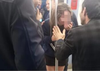 Metroda tutunma direklerine kafası sıkışan kadını itfaiye kurtardı