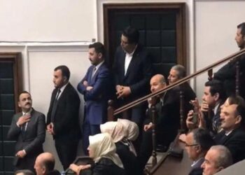 Bakan Soylu AKP grup toplantısını merdivenlerden izledi