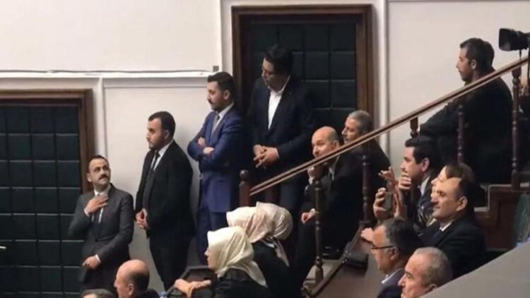 Bakan Soylu AKP grup toplantısını merdivenlerden izledi