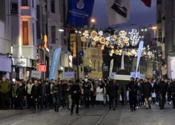 TÜGVA’dan İstiklal Caddesi’nde ‘tekbirli’ yürüyüş