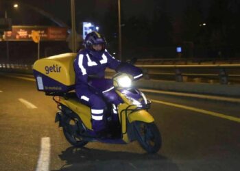 Bakan Varank yeni yıla motokurye olarak girdi