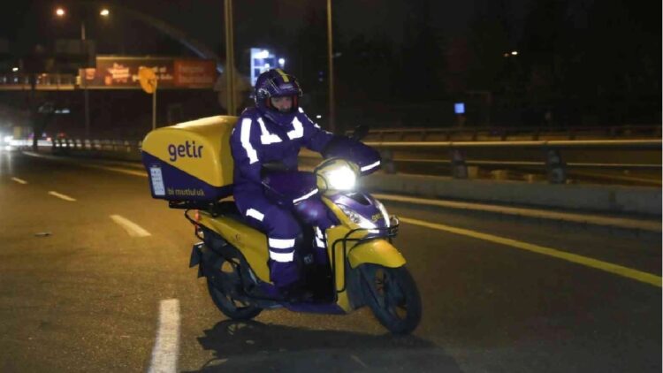 Bakan Varank yeni yıla motokurye olarak girdi