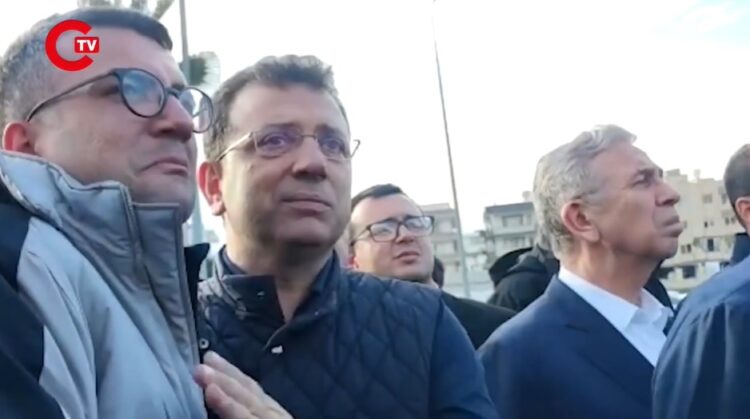 Depremzede İmamoğlu’na sarıldı ve yaşadıklarını anlattı