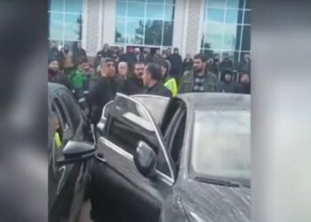 Adıyaman’da depremzedelerden Bakan Karaismailoğlu ve valiye tepki