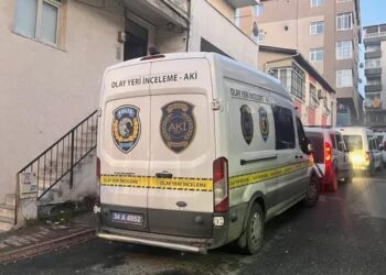 Yangın söndürmeye gelen ekipler çekyat içinde ceset buldu