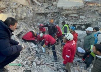 AKP’li başkanın enkaz başında çektirdiği fotoğraflara tepki yağdı