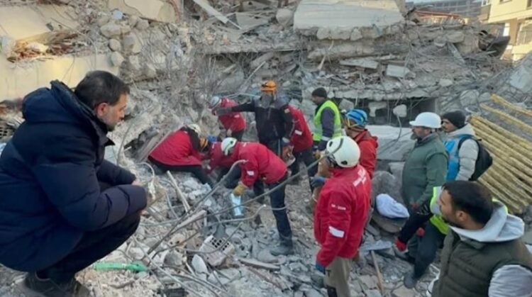 AKP’li başkanın enkaz başında çektirdiği fotoğraflara tepki yağdı